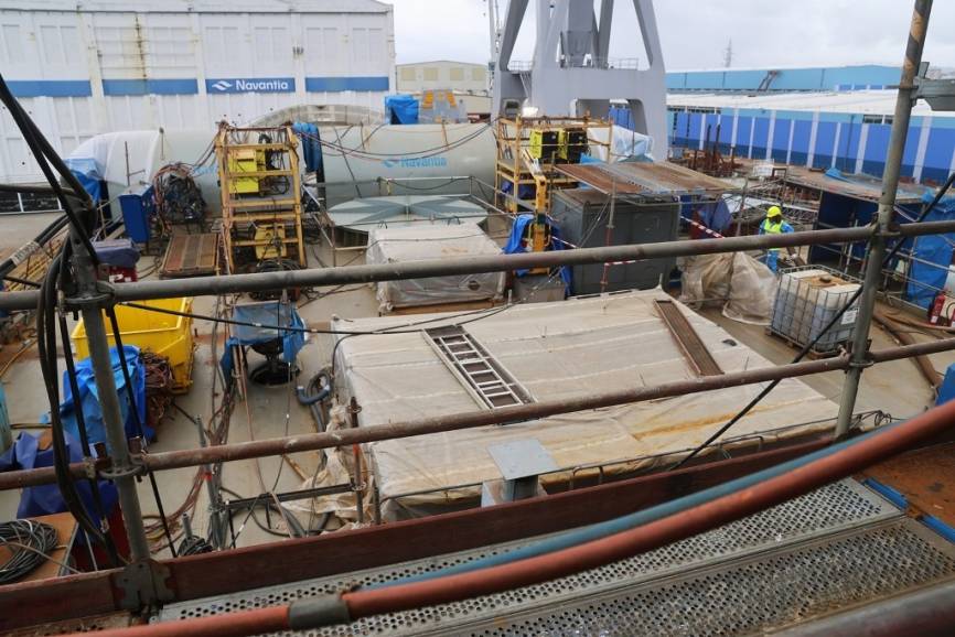 Vista de la proa, en primer termino se ve el espacio que aloja las 16 células de lanzamiento vertical de misiles Lockheed Martin MK.41 , y más adelante la tapa circular que cubre el espacio donde se instalará el cañón Leonardo de 127 mm.