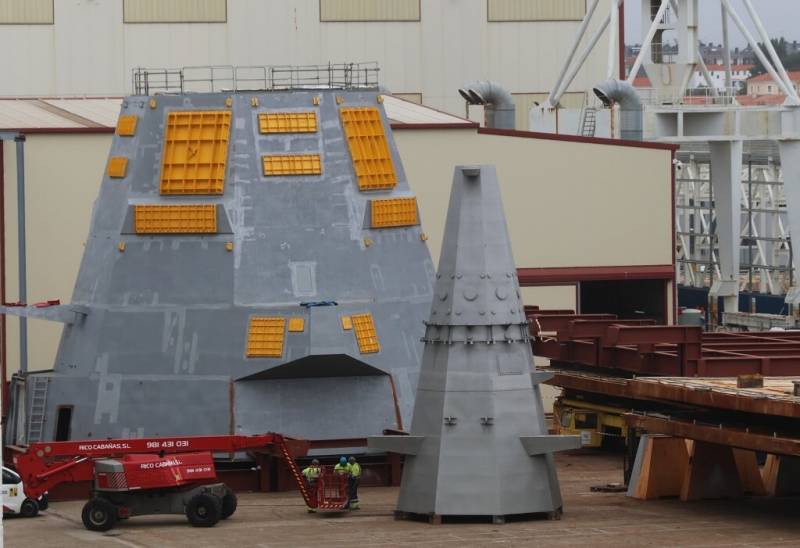 El bloque que aloja la mayoría de los sensores y el palo, momentos antes de ser instalado en la futura “Bonifaz”. El bloque que aloja la mayoría de los sensores y el palo, momentos antes de ser instalado en la futura “Bonifaz”.