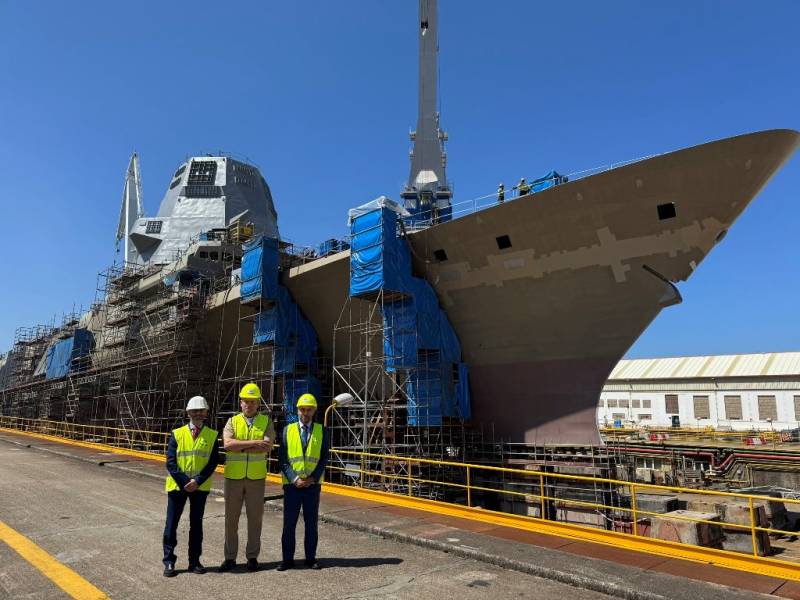 Vista de la futura fragata, ya con el citado bloque y el palo instalado. Vista de la futura fragata, ya con el citado bloque y el palo instalado.