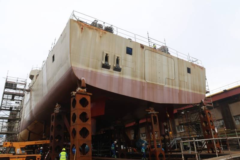 Vista de popa de la futura fragata, en su grada de Ferrol, se aprecia en el centro la compuerta que permitirá desplegar el sonar remolcable Thales CAPTAS 4. Vista de popa de la futura fragata, en su grada de Ferrol, se aprecia en el centro la compuerta que permitirá desplegar el sonar remolcable Thales CAPTAS 4.