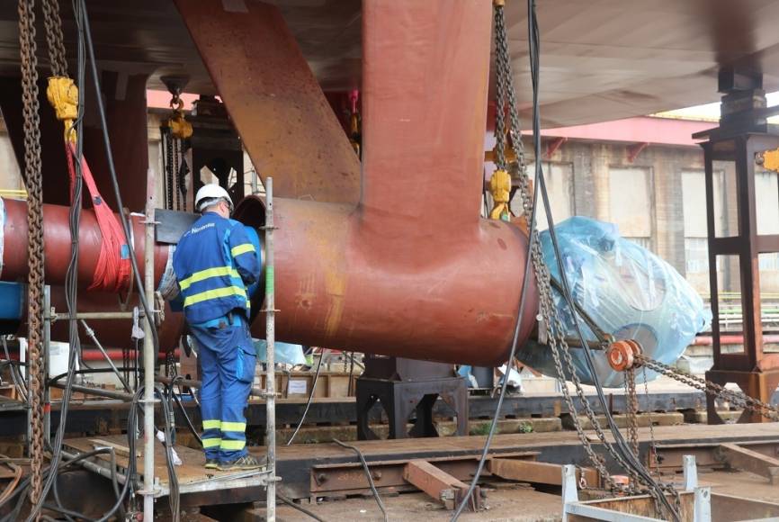 Detalle del soporte del eje de propulsión de la fragata, también se aprecia el núcleo de la hélice, a la espera de la instalación de las palas.