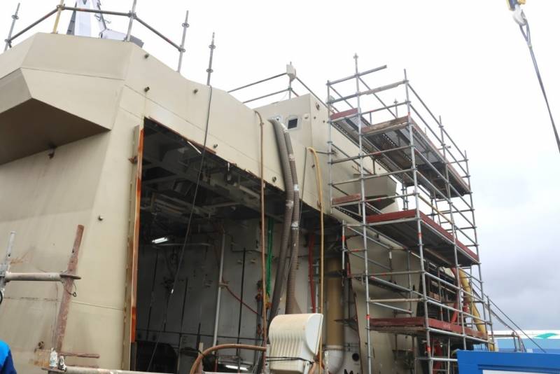 Junto a la cubierta de vuelo están los futuros, hangar de vuelo, (a la izquierda en la foto), y el espacio multifunción Junto a la cubierta de vuelo están los futuros, hangar de vuelo, (a la izquierda en la foto), y el espacio multifunción