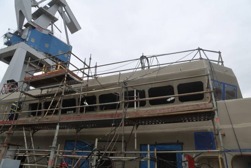 Vista frontal del puente de mando de la futura fragata “Bonifaz”. Vista frontal del puente de mando de la futura fragata “Bonifaz”.