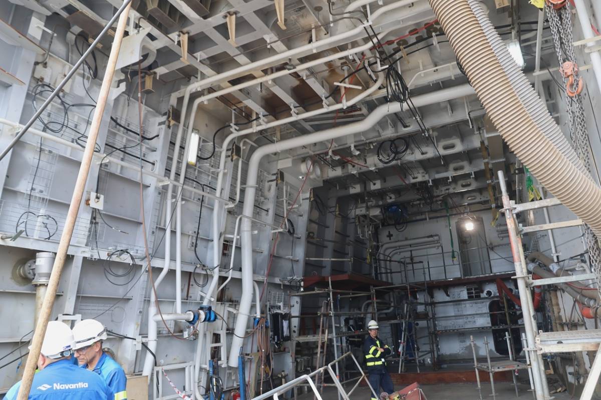 Interior del hangar de helicóptero de la futura primera fragata del tipo F-110, la “Bonifaz”. Interior del hangar de helicóptero de la futura primera fragata del tipo F-110, la “Bonifaz”.