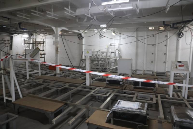 En esta sala se alojará el vital CIC (Centro de Información y Combate), ya adecuado para instalar las consolas de manejo y otros equipos. En esta sala se alojará el vital CIC (Centro de Información y Combate), ya adecuado para instalar las consolas de manejo y otros equipos.