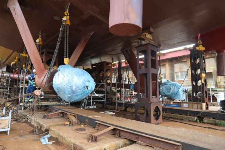 Vista de los ejes de propulsión ya instalados y los nucleos de ambas hélices también ya montados.