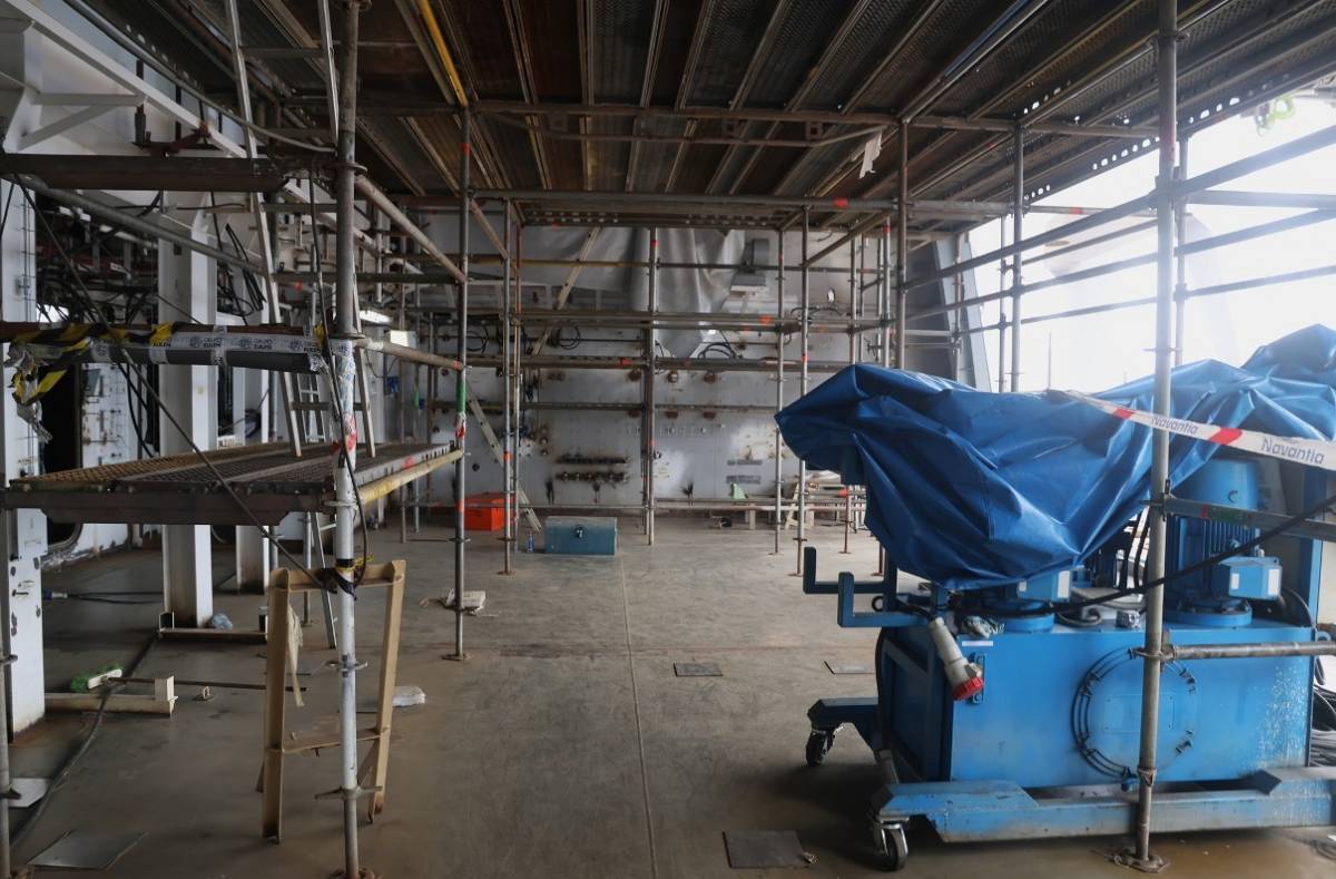 El espacio multifunción de la fragata, con su amplia compuerta abierta. El espacio multifunción de la fragata, con su amplia compuerta abierta.