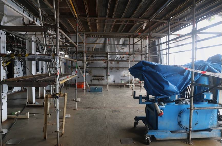 El espacio multifunción de la fragata, con su amplia compuerta abierta.