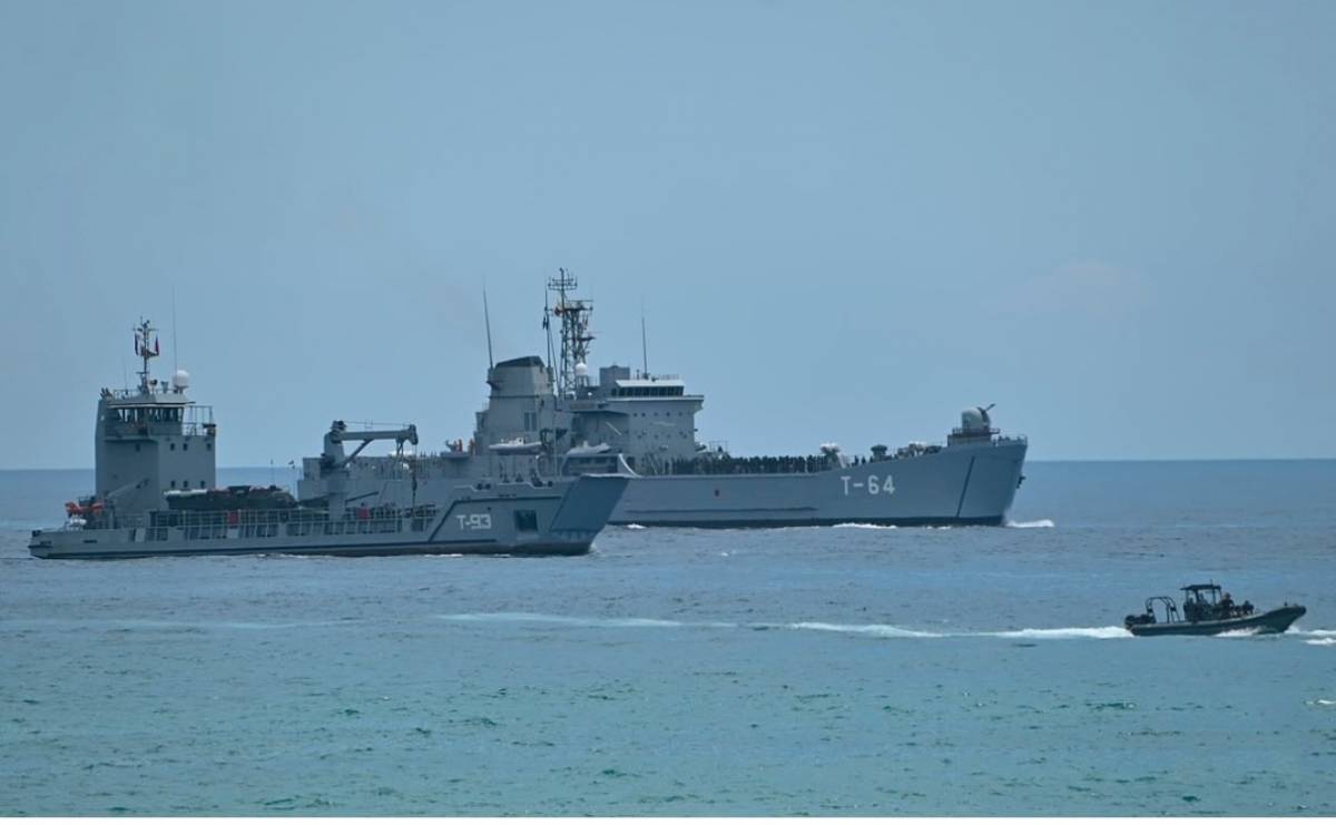 En primer plano el buque multipropósito AB Los Roques (T-93), detrás el buque de desembarco de tanques AB Los Llanos (T-64). (Foto: Armada de Venezuela) En primer plano el buque multipropósito AB Los Roques (T-93), detrás el buque de desembarco de tanques AB Los Llanos (T-64). (Foto: Armada de Venezuela)