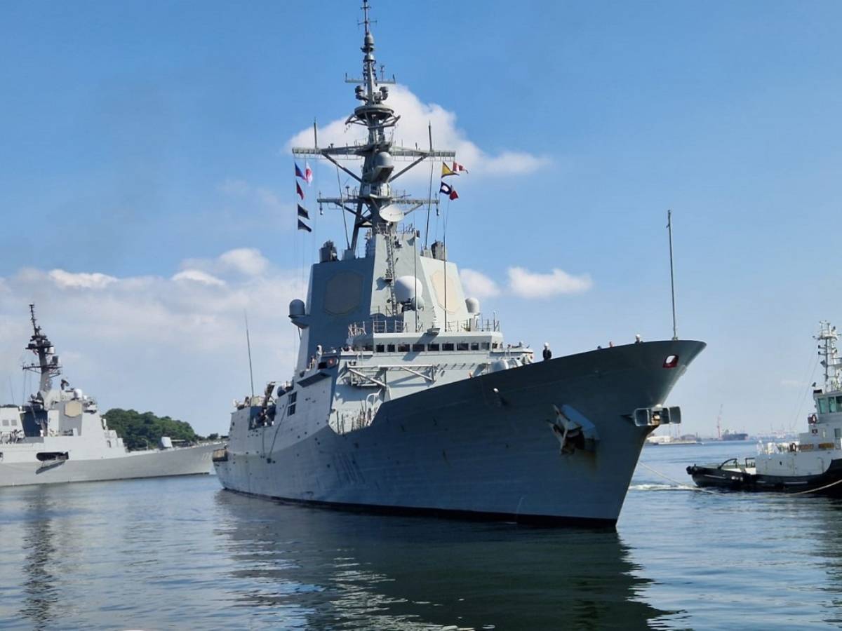 La fragata “Blas de Lezo” entrando en la base de Yokosuka, al fondo a la derecha se ve el destructor de la JMSDF “Maya”. (foto Armada española) La fragata “Blas de Lezo” entrando en la base de Yokosuka, al fondo a la derecha se ve el destructor de la JMSDF “Maya”. (foto Armada española)