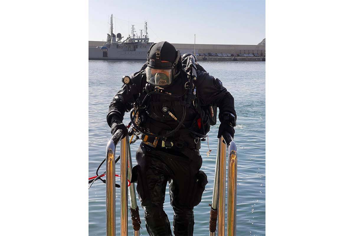 Un buceador del Comando de Buceo de la Armada de Colombia. Un buceador del Comando de Buceo de la Armada de Colombia.