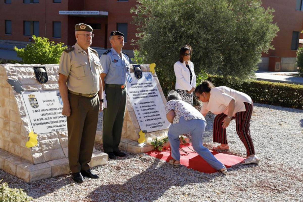 Acto de homenaje a los fallecidos con la presencia de la ministra de Defensa. (foto: Ministerio de Defensa) Acto de homenaje a los fallecidos con la presencia de la ministra de Defensa. (foto: Ministerio de Defensa)
