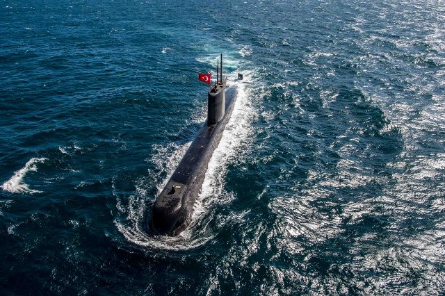 Una manada de lobos submarina se enfrenta a una flota de siete fragatas y  dos destructores de la OTAN en el Mar Jónico-noticia  - Noticias  Defensa  OTAN y Europa
