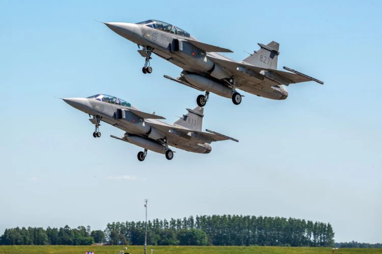 Entrenamiento del F-39 Gripen en el 1 GDA de la Fuerza Area Brasilea.