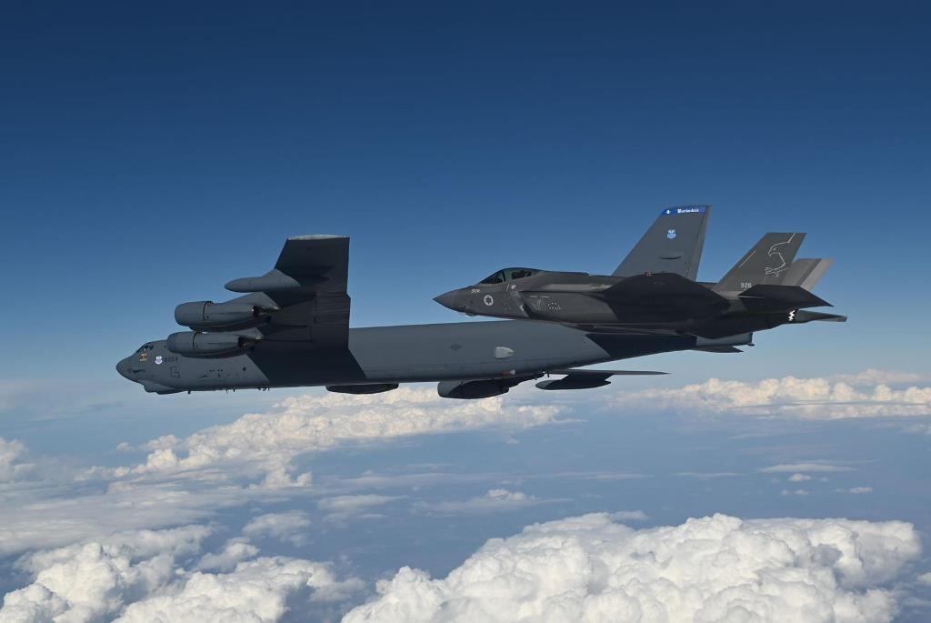 Los Míticos Bombarderos B-52 Vuelan Junto A Los Modernos Cazas F-35I De ...