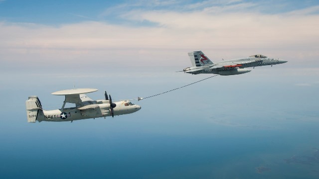 Reabastecimiento En Vuelo Para El Avion De Alerta Temprana Embarcado E 2d Advanced Hawkeye Noticia Defensa Com Noticias Defensa Defensa Com Otan Y Europa