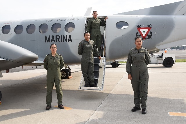 Las primeras mujeres a los mandos de aeronaves de la Marina de