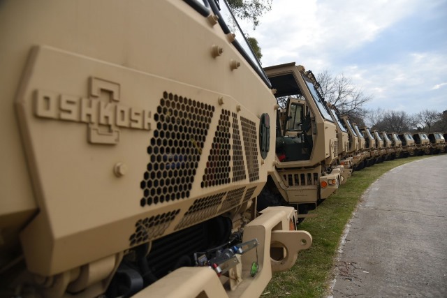 Entregados 12 camiones Oshkosh a la X Brigada Mecanizada ...