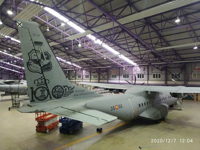 Un Airbus C295 homenajea el centenario de la Base A rea de Getafe