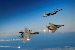 Los veteranos F-15C Eagle lanzaron sus bengalas durante el entrenamiento.