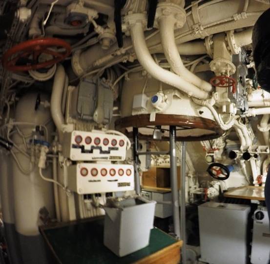 Sala de control (puente de mando). En el centro de la imagen se aprecia la escalera que conduce a la escotilla principal (que conduce a la torre, donde se ubicaban los vigas durante las patrullas) y al puesto de control de disparo, desde donde el capitn calculaba la solucin de disparo cuando el submarino atacaba sumergido.