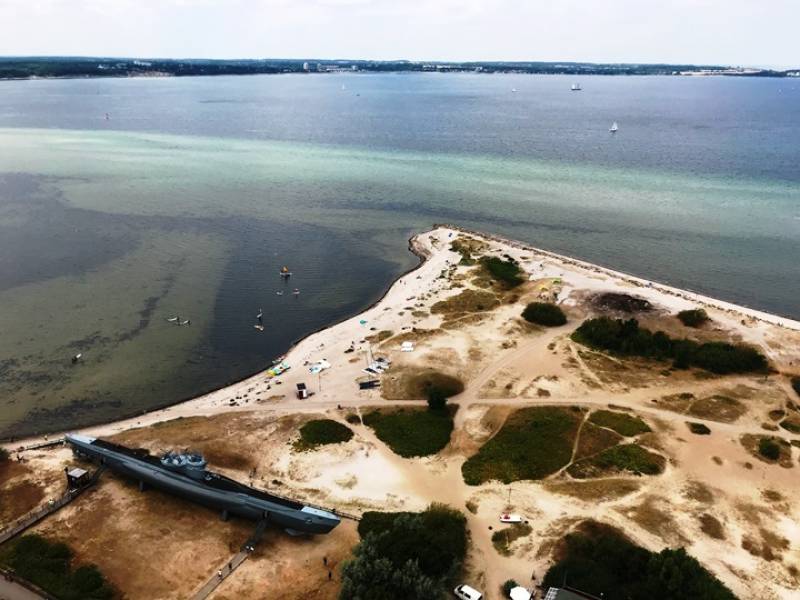 Vista del U-995 y las playas de Laboe, desde lo alto del Naval Memorial (Deutscher Marinebund).