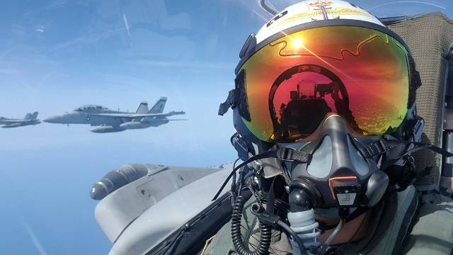 Magnifico selfie del piloto de un Harrier volando en formacin con un F/A-18F del VFA-211. (foto US Navy)