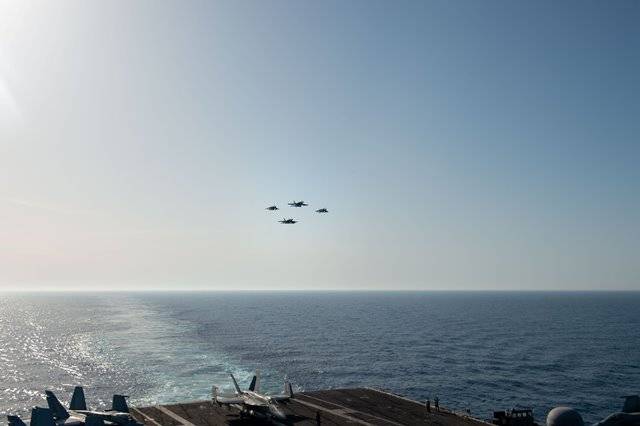 Una formacin de Harrier y Sper Hornet se acercan al portaaviones Harry S. Truman. (foto US Navy)