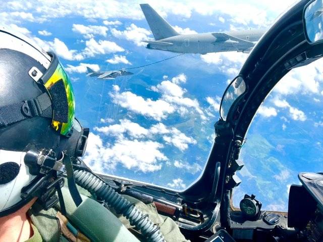 Un piloto de la Armada observa como su compaero reposta su Harrier desde un KC-767A  italiano. (foto Armada)