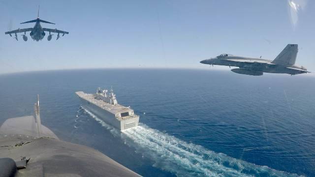 Pasada de la formacin de Harrier y Sper Hornet sobre el navo Juan Carlos I. (foto Armada)