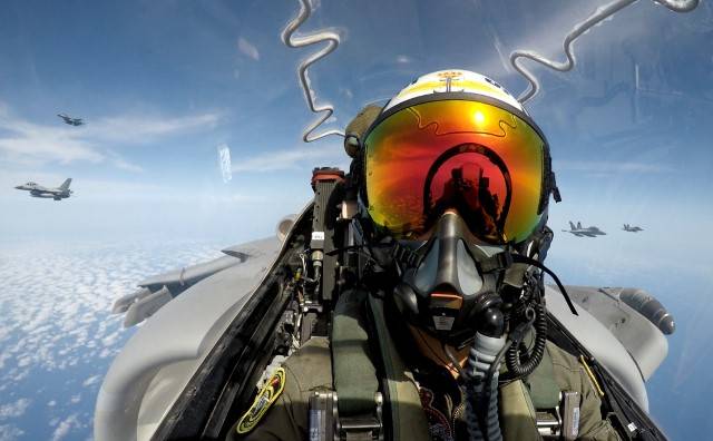 Otro selfie del piloto de un Harrier volando en formacin con F-16 griegos (a la izquierda) y Sper Hornet. (foto US Navy)