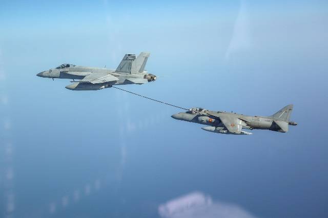 Otra imagen del primer refuelling de los Harrier espaoles con un F/A-18E norteamericano. (foto US Navy)