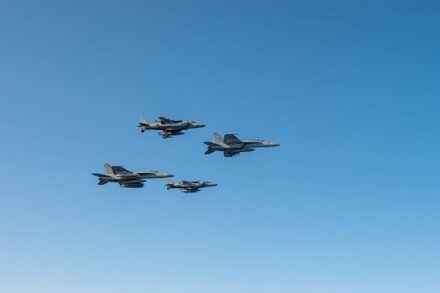 Formacin compuesta por dos Harrier y sendos F/A-18E (monoplaza) y un F/A-18F (biplaza). (foto US Navy)