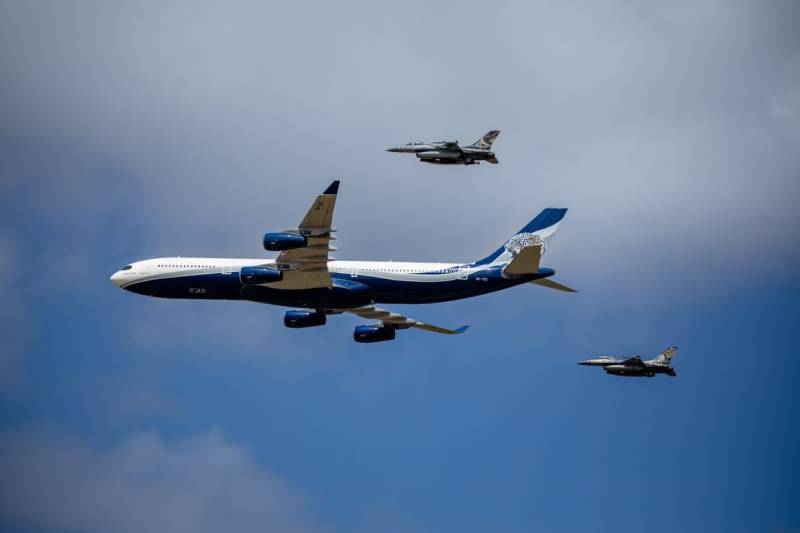 Pasada de un A340 de Hi Fly escoltado por dos F-16 de la Fuerza Area de Portugal 