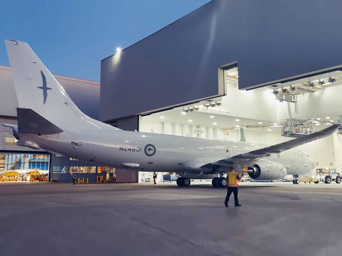 Salida del taller de pintura del primer P-8A, ya con las insignias de la Real Fuerza Area de Nueva Zelanda. (foto Boeing)