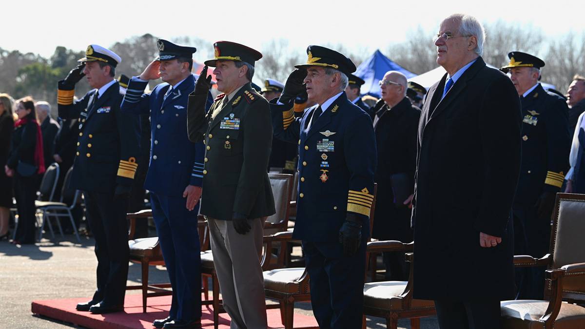 Autoridades en el aniversario Fuerza Area Argentina.