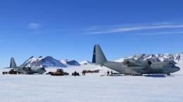 Aviones Hrcules de la FACH operando en los hielos de la Estacin Polar Cientfica Conjunta Glaciar Unin, en las proximidades del polo sur.