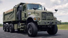 Uno de los espectaculares camiones M917A3 (Mack Defense)