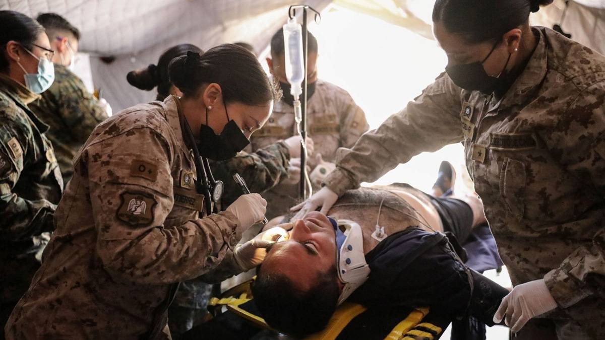 Ejercicio de Sanitario de Repuesta de Emergencia con personal del Ejercito de Chile atendiendo a un Paciente