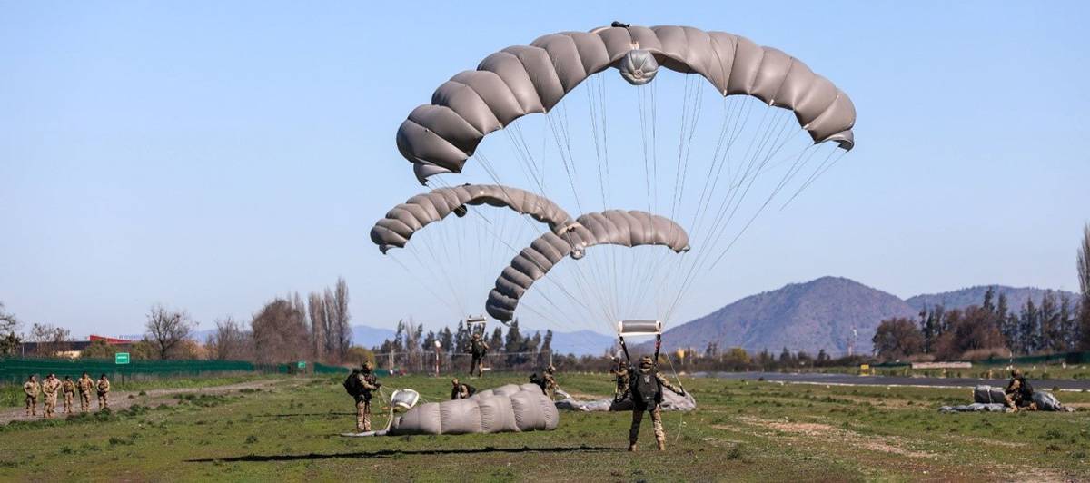 Personal de FFEE del Ejercito aterrizando sin novedad luego de un salto libre (Foto RR.SS SOCSOUTH).