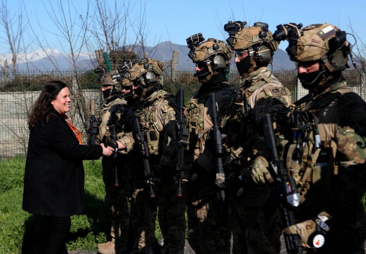      Ministra de Defensa Sra. Maya Fernndez saludando al Personal de FFEE participante en el ejercicio (foto Mindef)