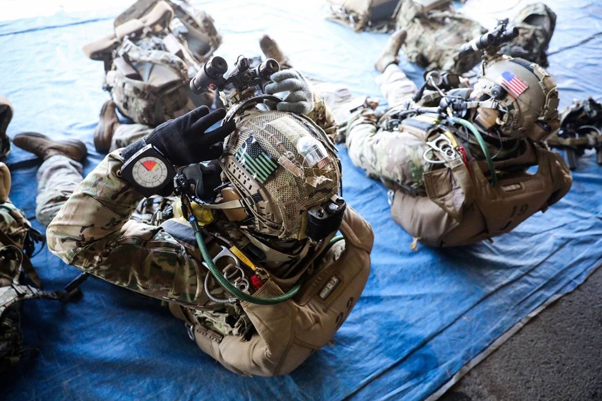 Personal Norteamericano de la 7th Special Forces Group en espera para realizar un salto Libre (foto RR.SS Socsouth)