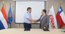 El Comandante de la FAP, General del Aire Arturo Gonzlez y el Director Ejecutivo de ENAER, Henry Cleveland, en la ceremonia de firma del contrato.