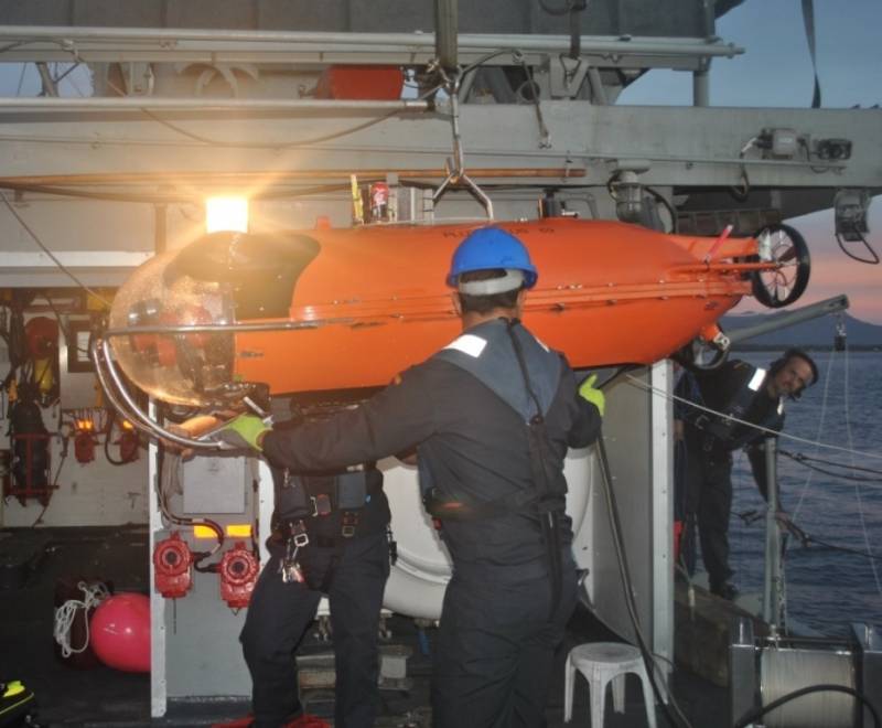 Recogida del ROV Pluto desde el cazaminas Sella (Armada espaola)