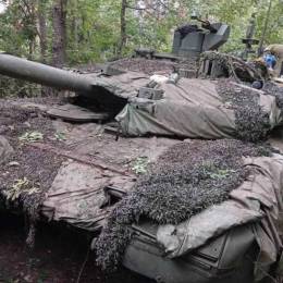 El carro de combate T-90M capturado por los ucranianos.