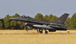 Uno de los F-16AM  de la Real Fuerza Area de Dinamarca pintado en gris oscuro. (foto Julio Maz)