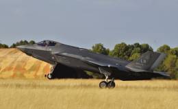 Uno de los F-35 participantes despegando, al fondo se ve uno de los de Albacete. (foto Julio Maz)