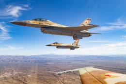 Un tro de F-16 AAF operados por Top Aces vuelan juntos en formacin (foto Top Aces)