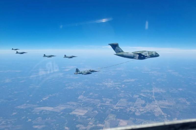 KC-390 de la Fuerza Area Brasilea reabastece a un caza F-5