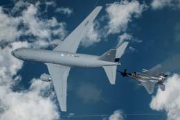 Un KC-46 reabasteciendo en vuelo a un F-15E. (foto USAF) 